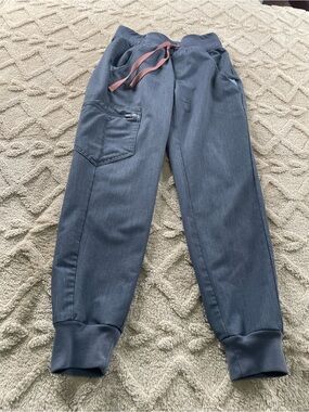 FIGS Gray Jogger Scrub Pants Size XXS 
Medical Staff